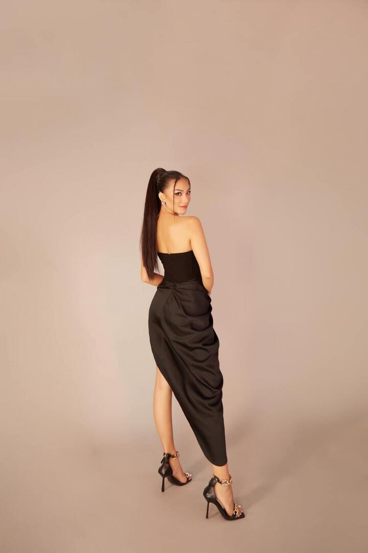 Kim Duyên khoe vai trần trong váy trắng tinh khôi - 8