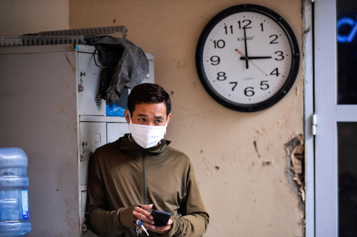 Đứng đợi đến giờ hạ giá xăng để tiết kiệm vài chục nghìn đồng - 1