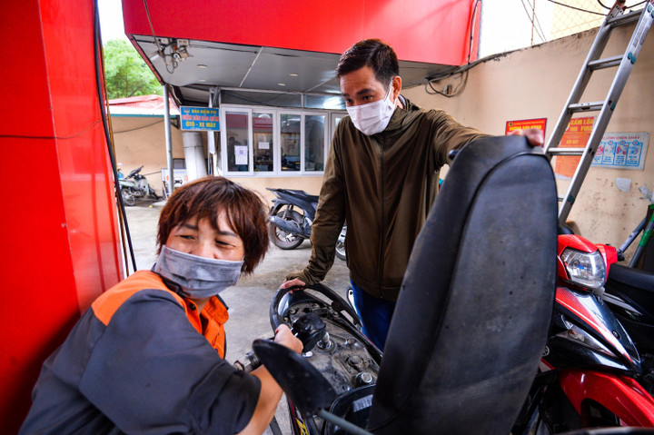 Đứng đợi đến giờ hạ giá xăng để tiết kiệm vài chục nghìn đồng - 3