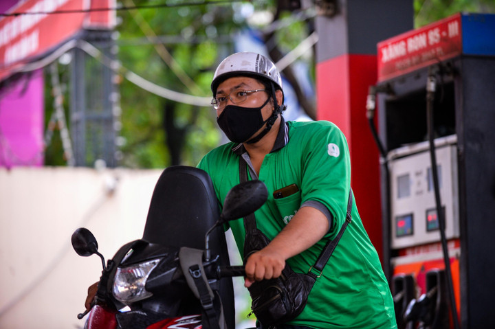 Đứng đợi đến giờ hạ giá xăng để tiết kiệm vài chục nghìn đồng - 5