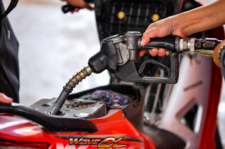 Đứng đợi đến giờ hạ giá xăng để tiết kiệm vài chục nghìn đồng - 6