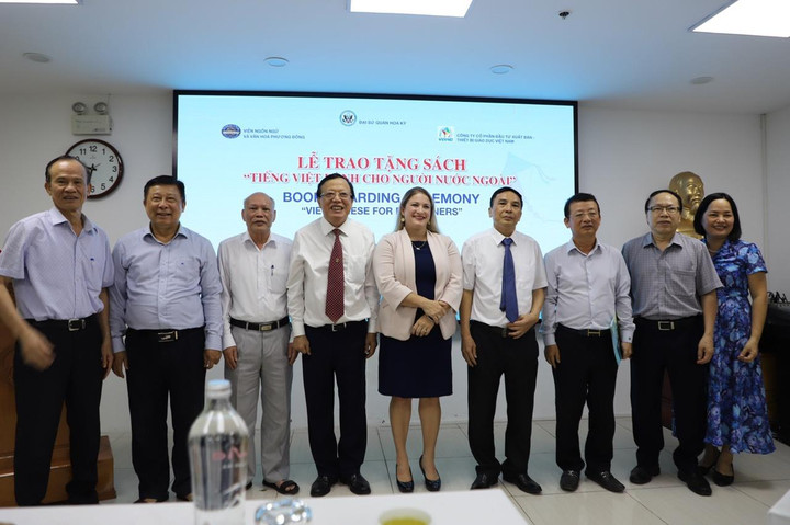 Trao tặng bộ sách quý cho Đại sứ quán Hoa Kỳ tại Hà Nội - 3