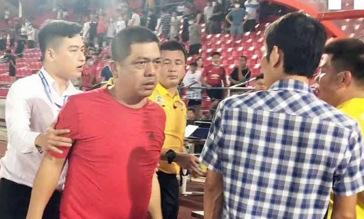 Cấm CĐV nhổ nước bọt vào mặt trọng tài đến sân suốt 3 năm: Bất khả thi - 1