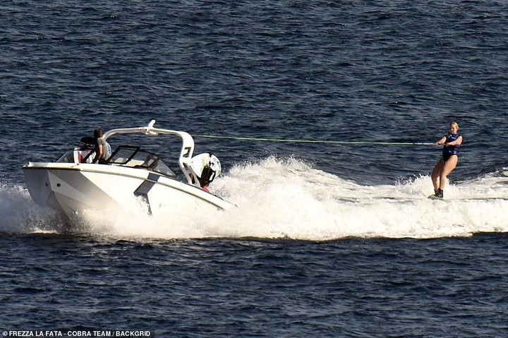 Lâu lắm mới thấy Victoria Beckham mặc bikini, dáng nuột không kém con dâu - 14