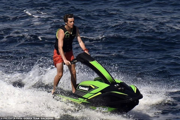 Lâu lắm mới thấy Victoria Beckham mặc bikini, dáng nuột không kém con dâu - 13