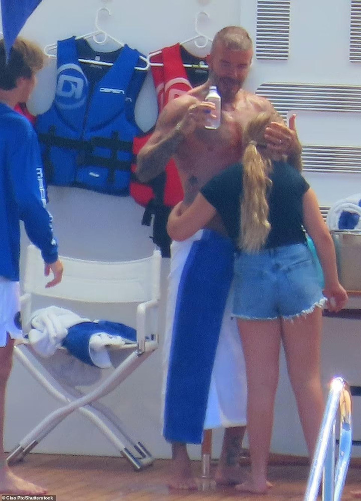 Lâu lắm mới thấy Victoria Beckham mặc bikini, dáng nuột không kém con dâu - 10