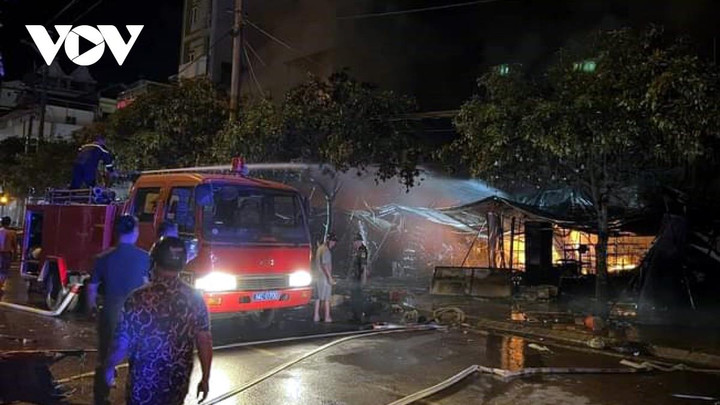 Dãy nhà ở TP Móng Cái bốc cháy lúc nửa đêm, nhiều gia đình mất trắng tài sản - 2