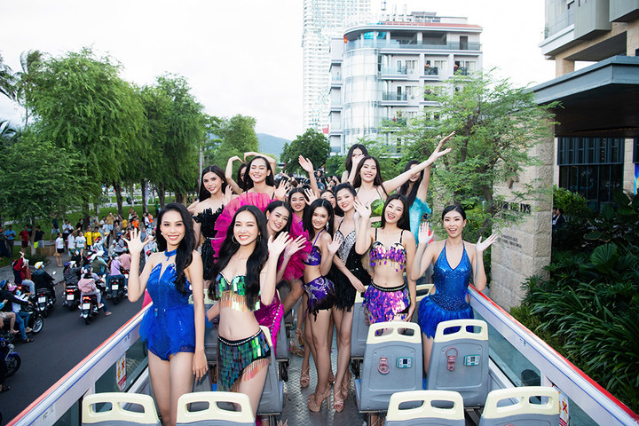 Thí sinh Miss World Vietnam 2022 hoá thiên thần nóng bỏng trên phố Quy Nhơn - 9