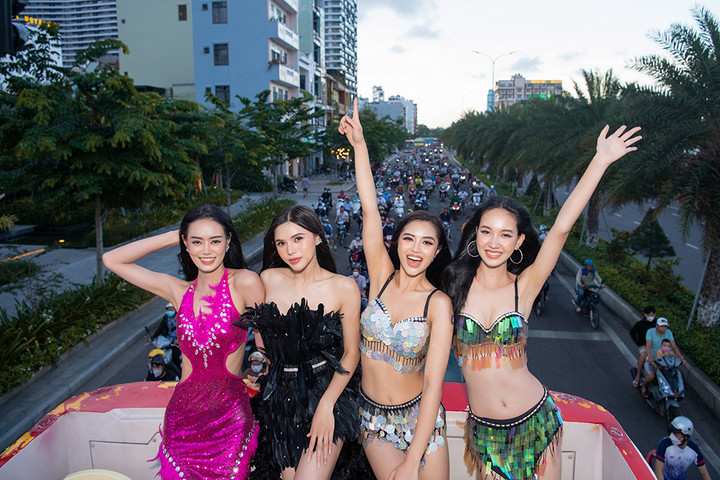 Thí sinh Miss World Vietnam 2022 hoá thiên thần nóng bỏng trên phố Quy Nhơn - 8