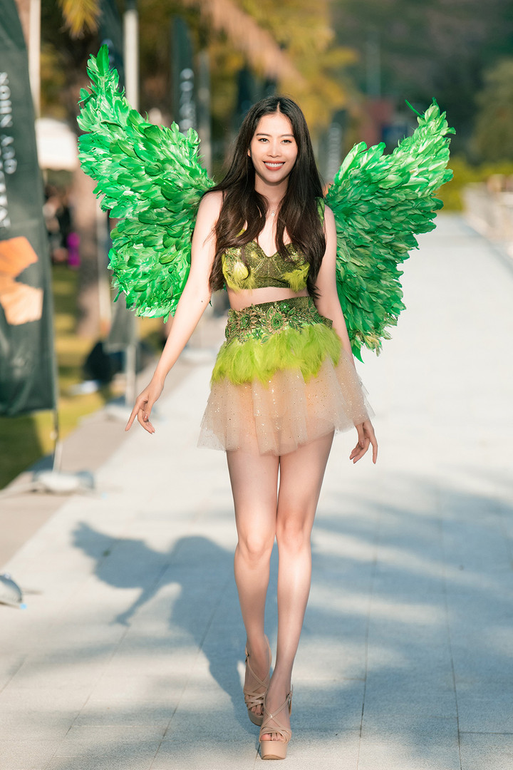 Thí sinh Miss World Vietnam 2022 hoá thiên thần nóng bỏng trên phố Quy Nhơn - 3