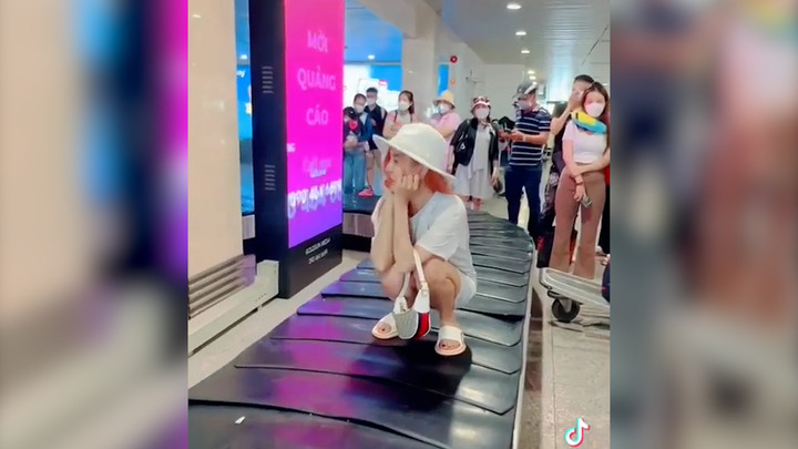 Xem xét cấm bay đối với hành khách ngồi lên băng chuyền hành lý - 1