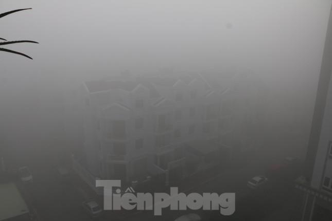 Sương mù bao phủ, TP.HCM mờ ảo như Đà Lạt - 1