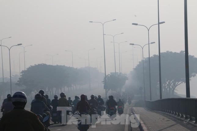 Sương mù bao phủ, TP.HCM mờ ảo như Đà Lạt - 14
