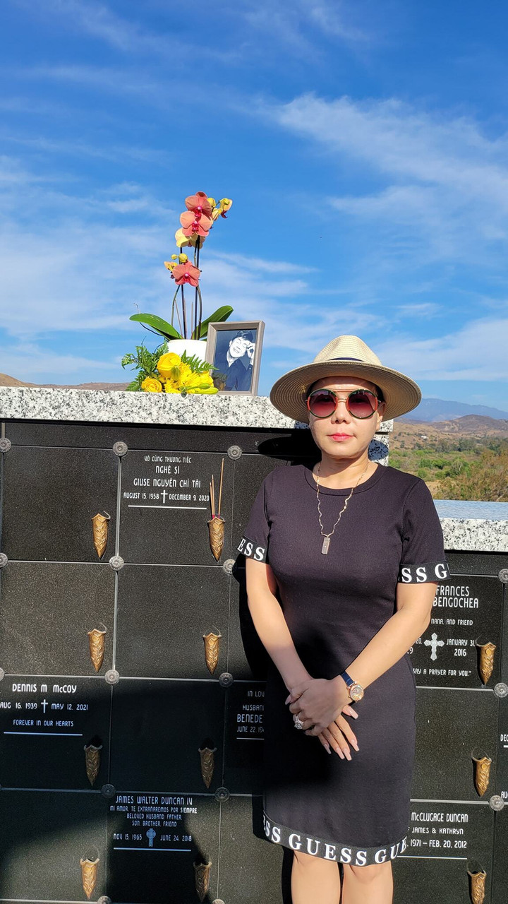 Sao Việt 24/7: Việt Hương xúc động tới thăm mộ Chí Tài, Phi Nhung tại Mỹ - 3