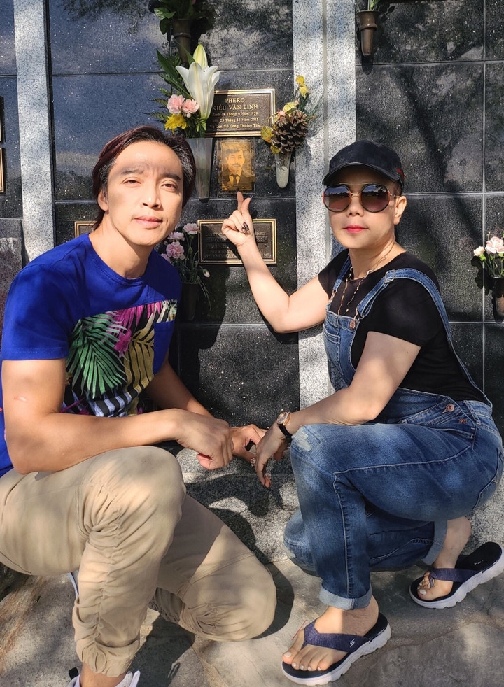 Sao Việt 24/7: Việt Hương xúc động tới thăm mộ Chí Tài, Phi Nhung tại Mỹ - 1