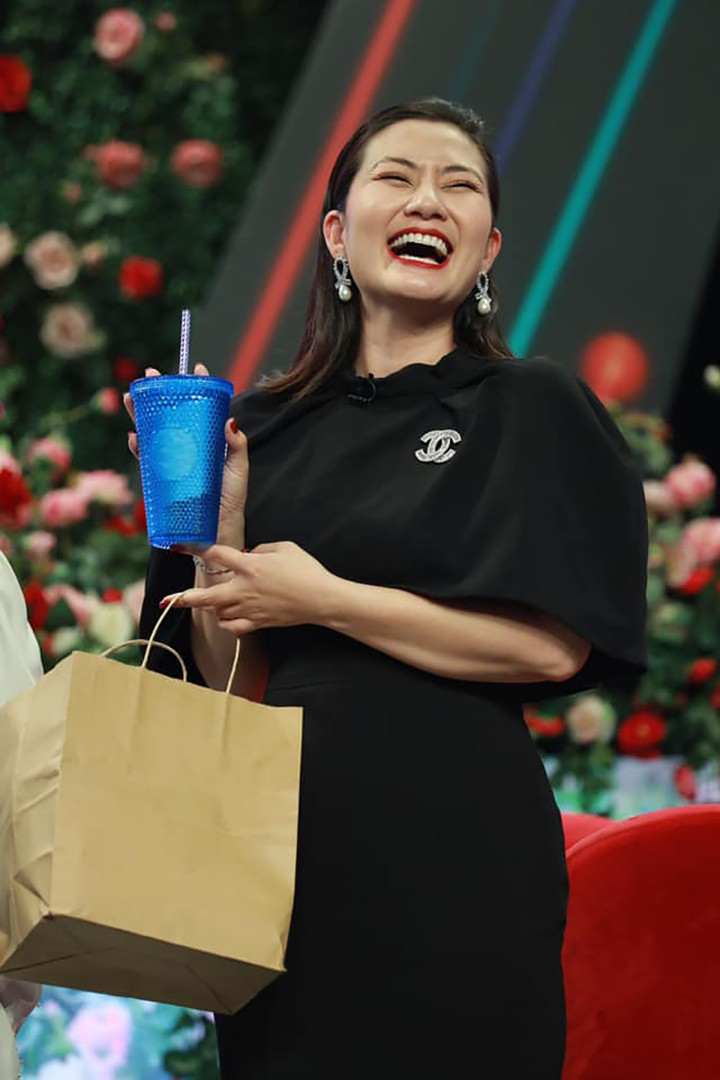 Sao Việt 24/7: Việt Hương xúc động tới thăm mộ Chí Tài, Phi Nhung tại Mỹ - 10