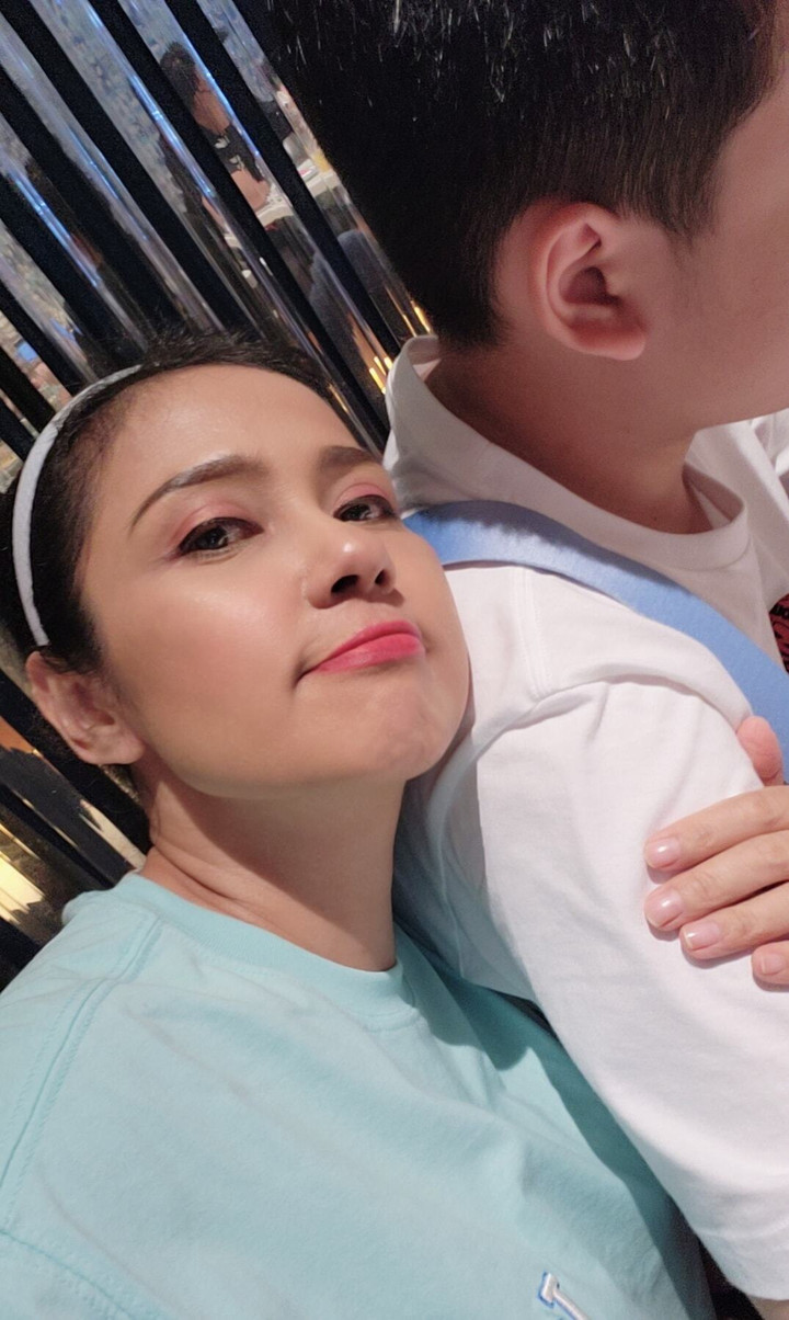 Sao Việt 24/7: Việt Hương xúc động tới thăm mộ Chí Tài, Phi Nhung tại Mỹ - 7