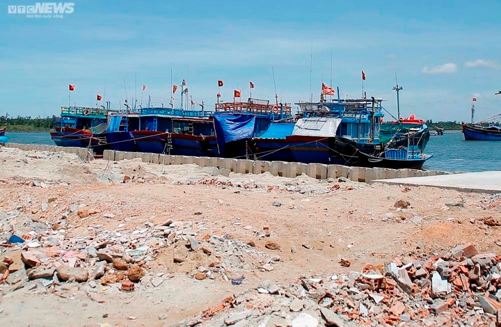 Ảnh: Nhà dân ở Quảng Nam nứt toác vì dự án thi công khu neo đậu tàu thuyền - 1