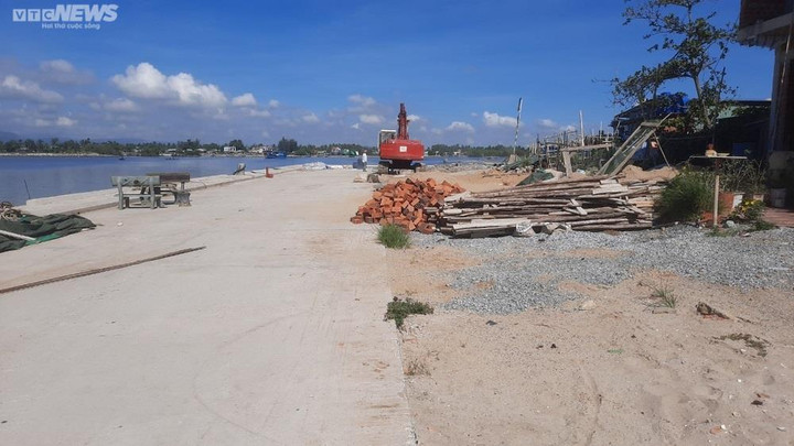 Ảnh: Nhà dân ở Quảng Nam nứt toác vì dự án thi công khu neo đậu tàu thuyền - 2