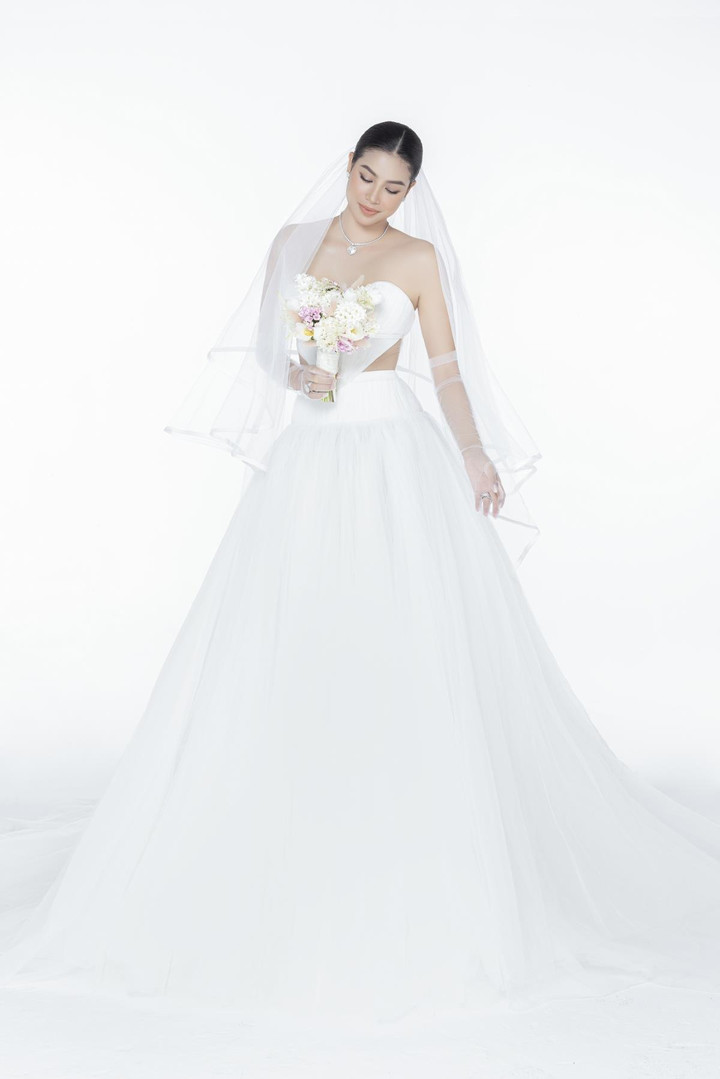 Ảnh: Hoa hậu Phạm Hương diện váy cưới kiêu sa và ngọt ngào - 12