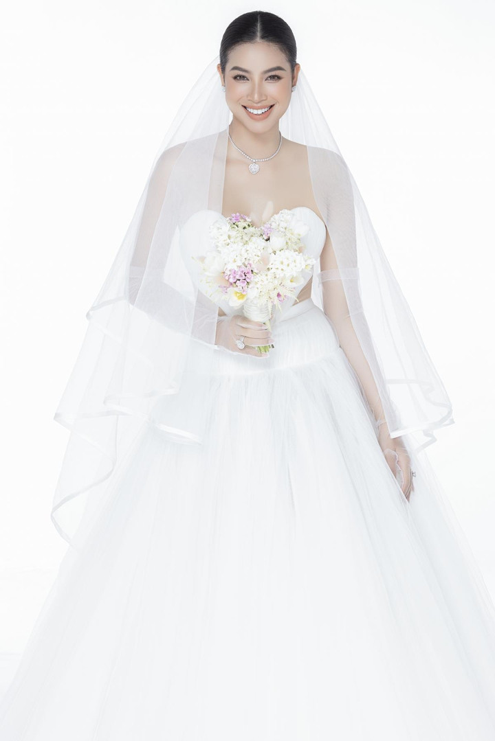 Ảnh: Hoa hậu Phạm Hương diện váy cưới kiêu sa và ngọt ngào - 11