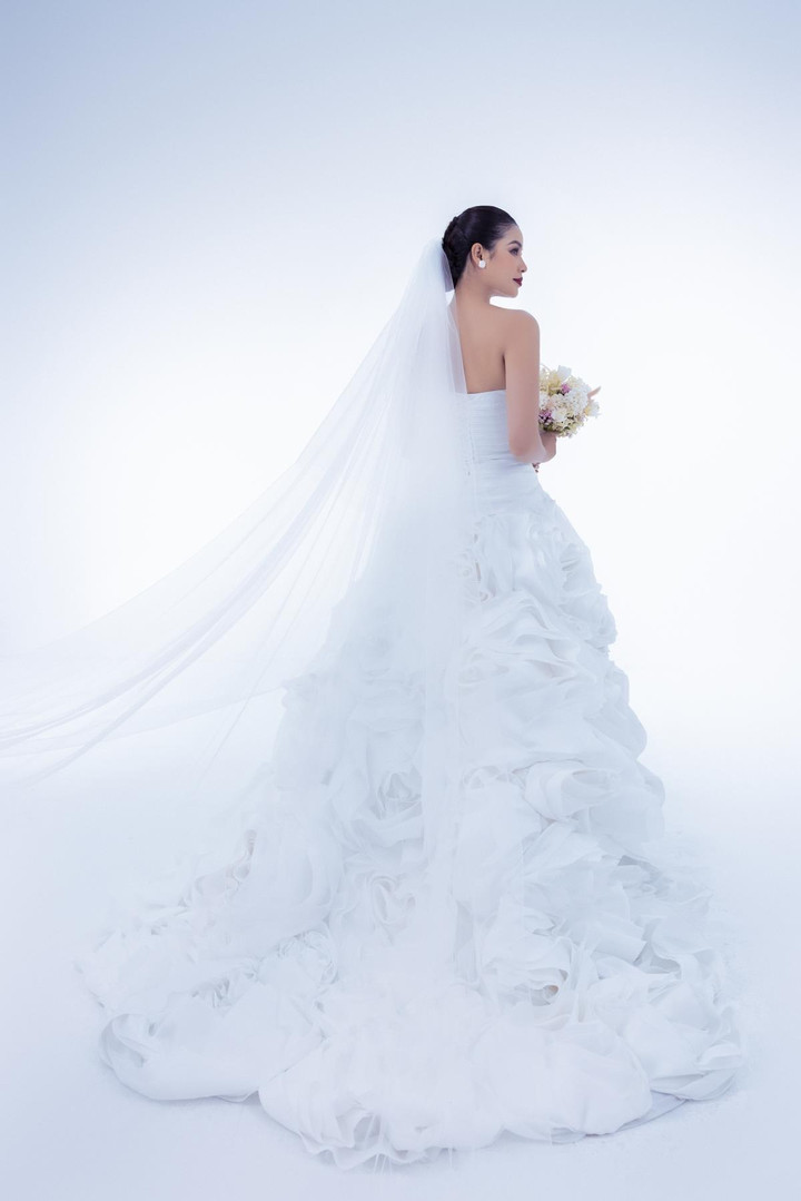 Ảnh: Hoa hậu Phạm Hương diện váy cưới kiêu sa và ngọt ngào - 4
