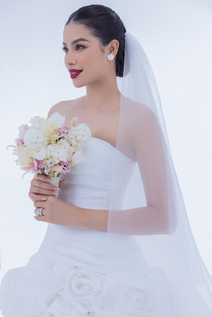 Ảnh: Hoa hậu Phạm Hương diện váy cưới kiêu sa và ngọt ngào - 3