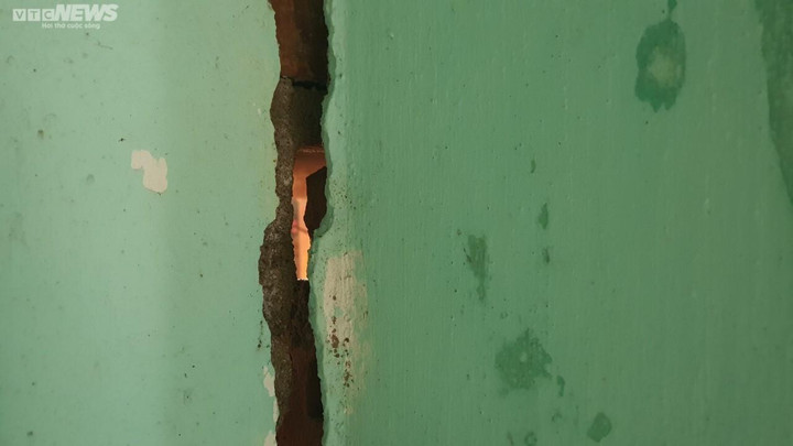 Ảnh: Nhà dân ở Quảng Nam nứt toác vì dự án thi công khu neo đậu tàu thuyền - 9