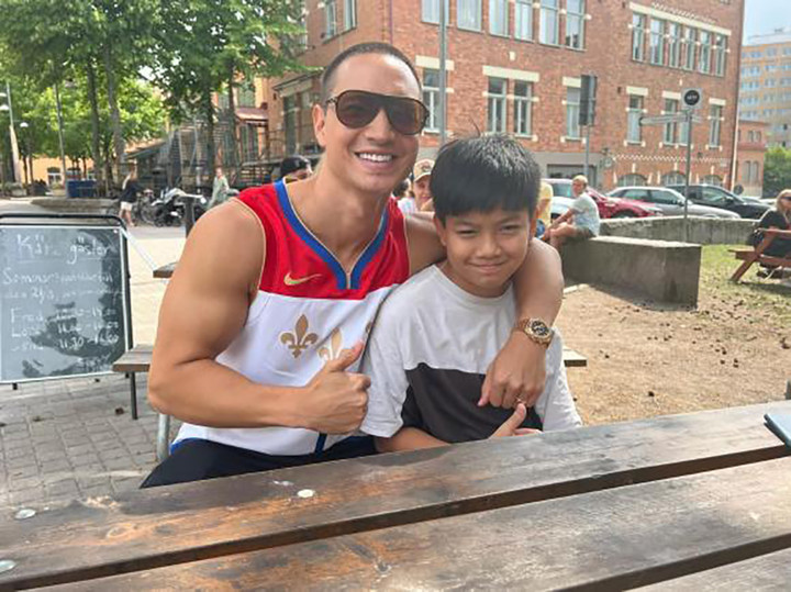 Sao Việt 24/7: Việt Hương xúc động tới thăm mộ Chí Tài, Phi Nhung tại Mỹ - 8