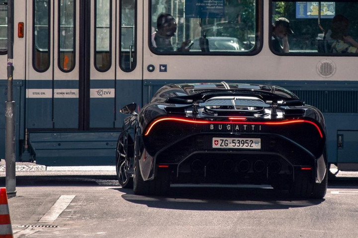 Siêu xe 19 triệu USD Bugatti La Voiture Noire đã có biển số - 3