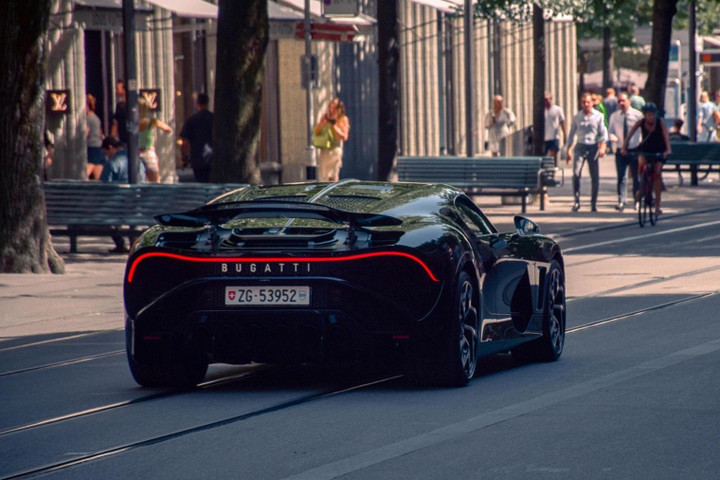 Siêu xe 19 triệu USD Bugatti La Voiture Noire đã có biển số - 6