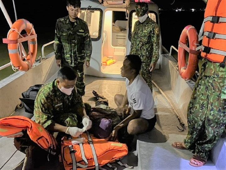 Quảng Nam: Đưa ngư dân bị tai biến trên biển vào bờ cấp cứu - 1