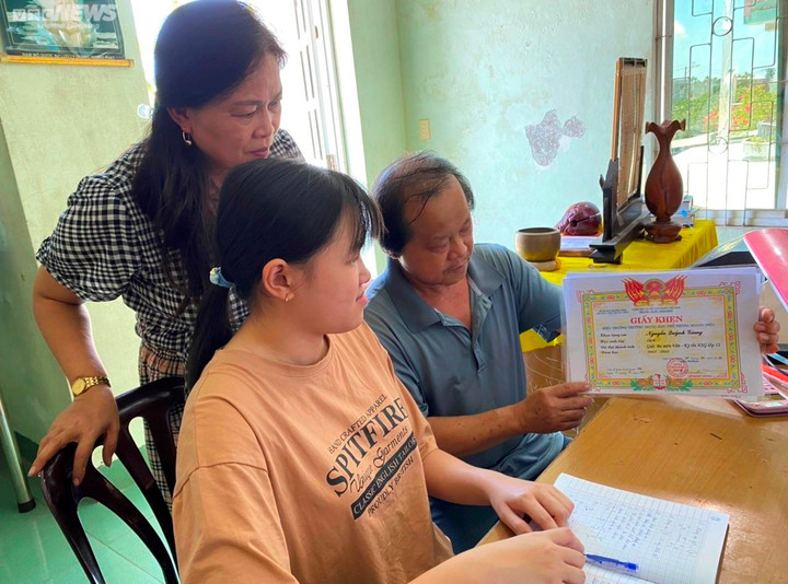 Quanh năm tất bật phụ mẹ bán dép ở chợ, nữ sinh xứ Quảng 'gặt' điểm 10 môn Văn - 2