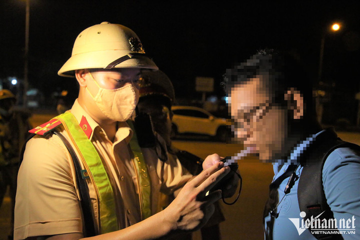 Tài xế xe khách vi phạm nồng độ cồn cao ngất ngưởng trên cao tốc - 4