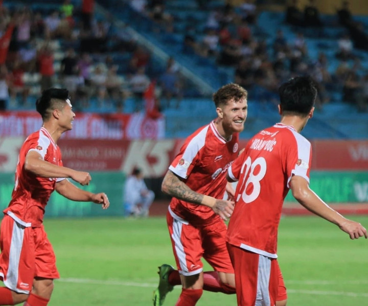 Trực tiếp bóng đá Viettel 1-0 CLB TP.HCM: Bùi Tiến Dũng mắc lỗi - 1