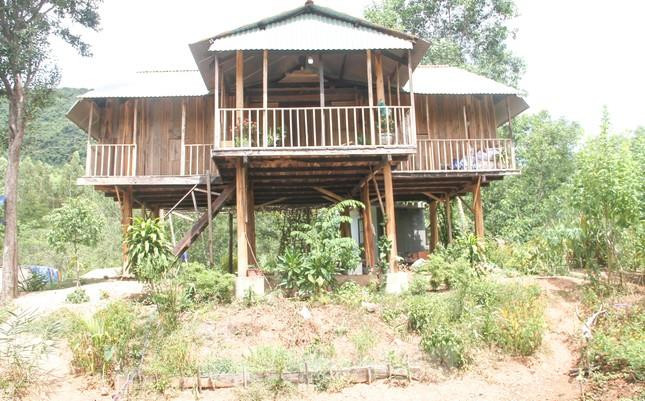 Tháo dỡ nhà sàn trái phép của vợ Chánh án TAND huyện ở Bình Định - 3