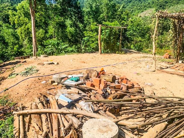 Tháo dỡ nhà sàn trái phép của vợ Chánh án TAND huyện ở Bình Định - 1