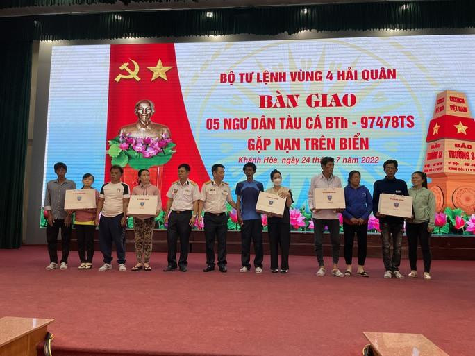 Đón 5 ngư dân Bình Thuận sống sót kỳ diệu sau 12 ngày đêm lênh đênh trên biển - 4