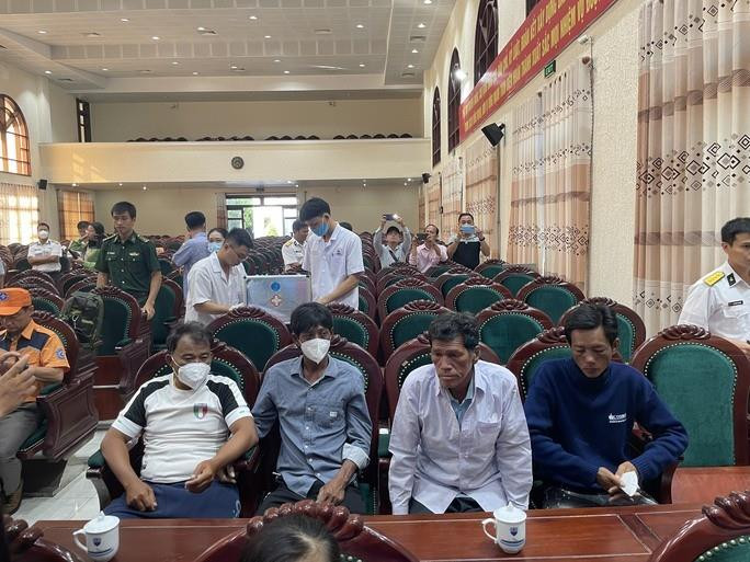 Đón 5 ngư dân Bình Thuận sống sót kỳ diệu sau 12 ngày đêm lênh đênh trên biển - 7