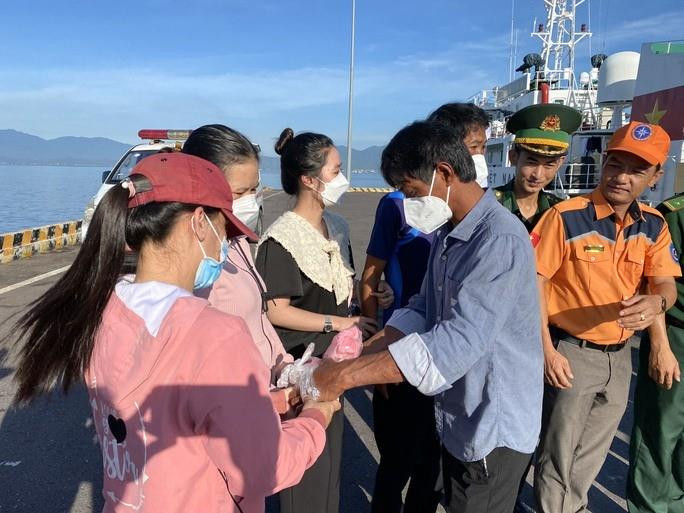 Đón 5 ngư dân Bình Thuận sống sót kỳ diệu sau 12 ngày đêm lênh đênh trên biển - 2