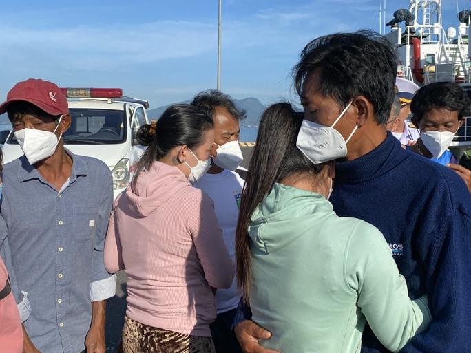 Đón 5 ngư dân Bình Thuận sống sót kỳ diệu sau 12 ngày đêm lênh đênh trên biển - 3