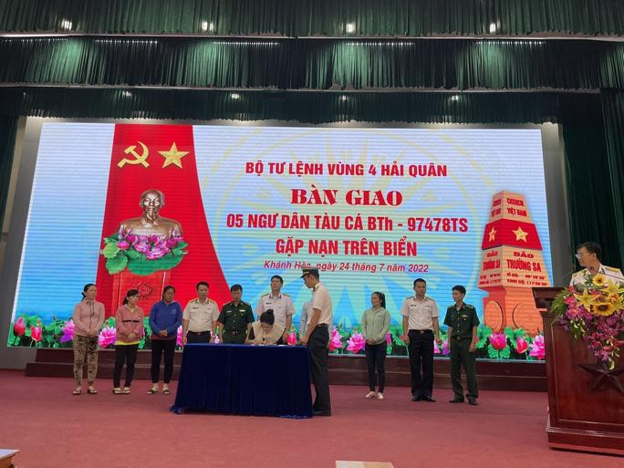 Đón 5 ngư dân Bình Thuận sống sót kỳ diệu sau 12 ngày đêm lênh đênh trên biển - 8