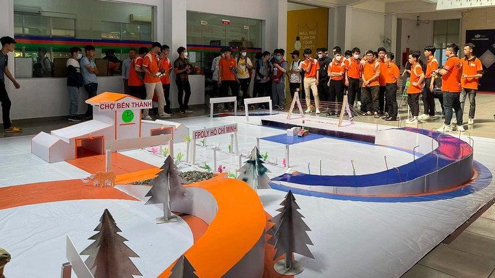 Đường đua 'xuyên Việt' thách thức sinh viên FPT Polytechnic sáng tạo robot - 2