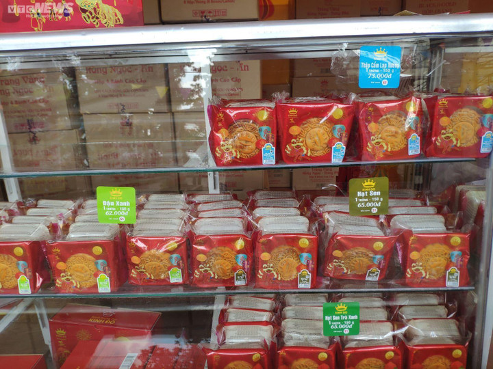 TP.HCM: Bánh trung thu 'xuống phố' sớm, khách mua vẫn chưa mặn mà - 3