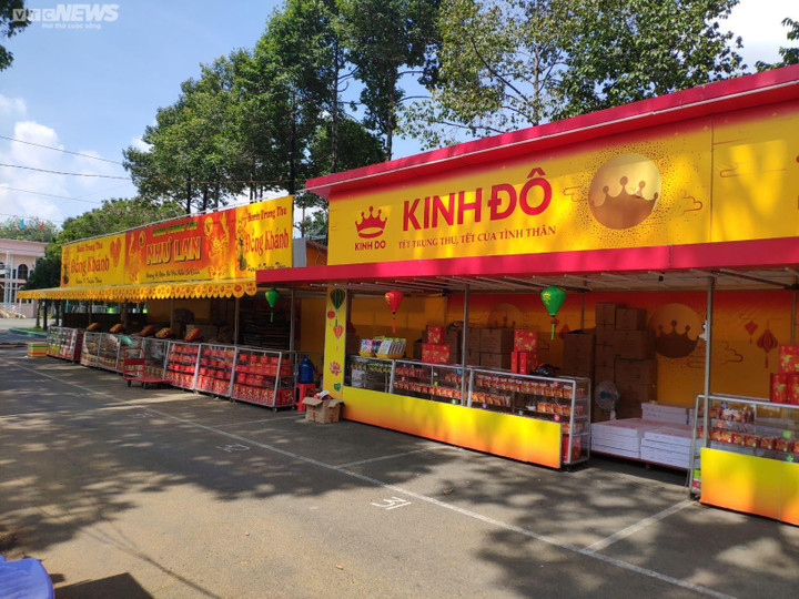 TP.HCM: Bánh trung thu 'xuống phố' sớm, khách mua vẫn chưa mặn mà - 1