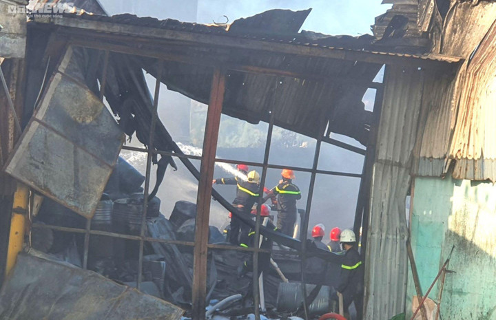 Cháy lớn tại tổng kho Công ty CP Vật tư vận tải xây lắp Điện lực miền Trung - 2