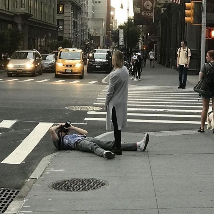 Muôn kiểu lăn xả dở khóc dở cười khi các chàng trai chụp ảnh cho 'nóc nhà' - 6