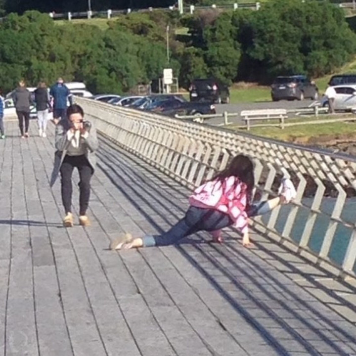 Muôn kiểu lăn xả dở khóc dở cười khi các chàng trai chụp ảnh cho 'nóc nhà' - 4