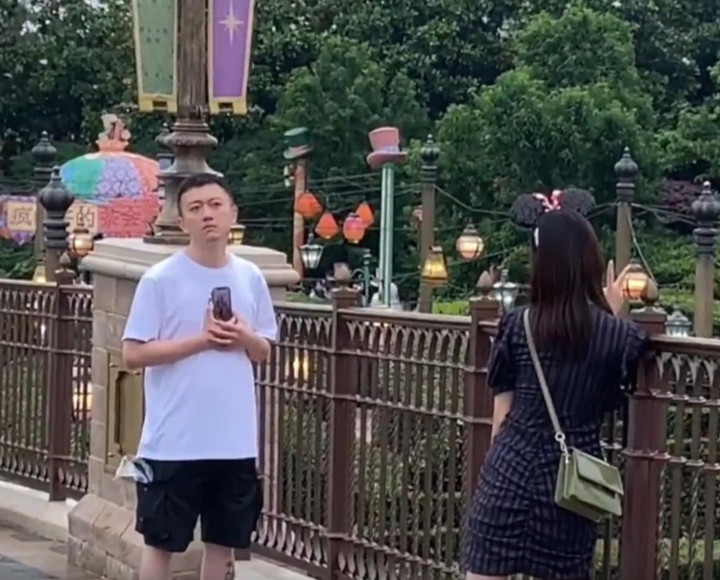 Muôn kiểu lăn xả dở khóc dở cười khi các chàng trai chụp ảnh cho 'nóc nhà' - 3