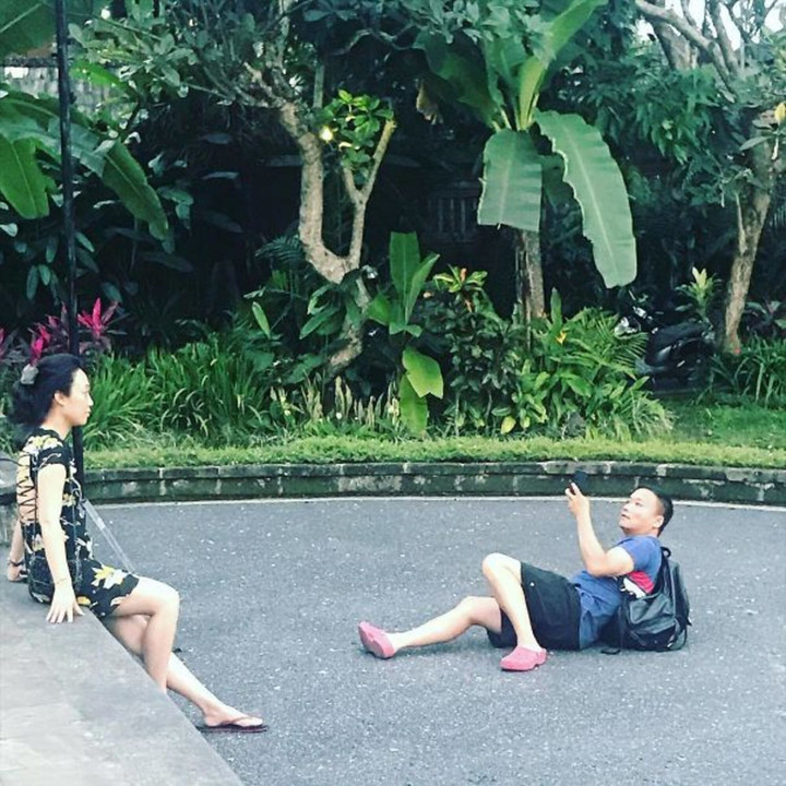 Muôn kiểu lăn xả dở khóc dở cười khi các chàng trai chụp ảnh cho 'nóc nhà' - 2